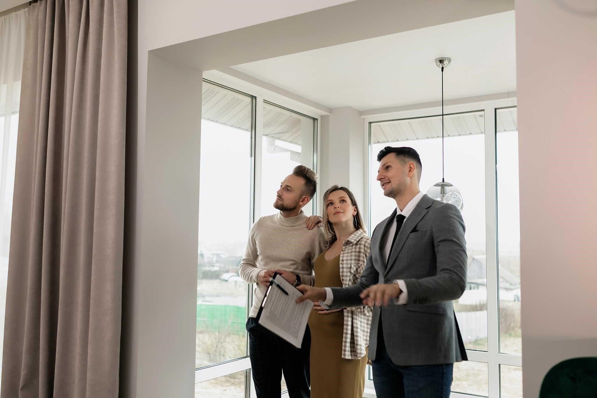 Realtor.com остается одной из ведущих платформ для тех, кто заинтересован в сделках с недвижимостью по всей стране. Обладая обширной коллекцией местных объявлений, эта платформа является идеальным выбором для тех, кто ищет жилые или коммерческие помещения. Она не только предоставляет актуальную информацию о доступных объектах, но и связывает пользователей с широкой сетью агентов по недвижимости.