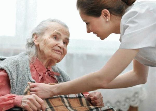 Процедура ухода за пожилым человеком старше 80 лет